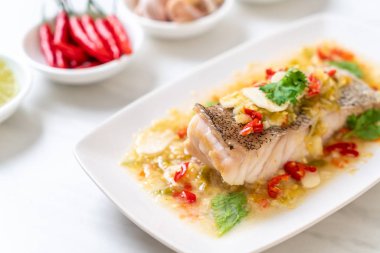 Kireç soyunma - orfoz balığı fileto Chili Lime Soslu buğulama Asya gıda tarzı