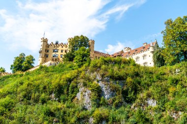 Bavyera Alpleri Almanya ile mavi gök Hohenschwangau Kalesi'nde güzel mimari