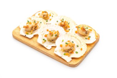 tereyağı ve beyaz arka plan üzerinde izole sarımsak ile ızgara tarak shell