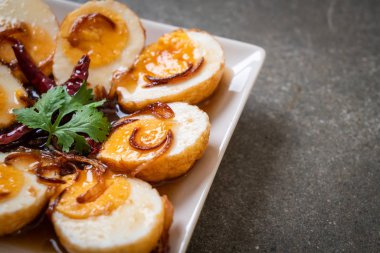 Tamarind soslu haşlanmış yumurta veya tatlı ve ekşi yumurta.