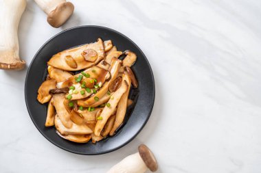 İstiridye soslu kızarmış kral istiridye mantarı. Sağlıklı, vejetaryen ya da vejetaryen yemek tarzı.