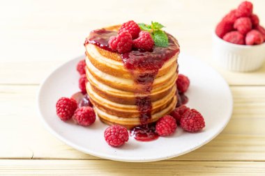 Taze ahududu ve frambuaz sos ile gözleme