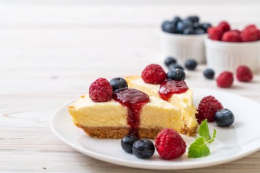 Ev yapımı cheesecake taze ahududu ve yaban mersini ile