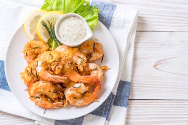 Kızarmış karides ya da soslu karides.