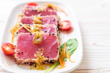 Taze orkinos ile baharatlı salata sosu - ham sağlıklı gıda