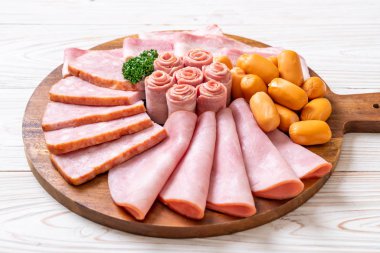 pastırma, sosis, jambon füme ve barbekü pastırma ahşap tahta üzerinde