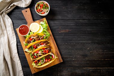 Meksika usulü et ve sebzeli taco.