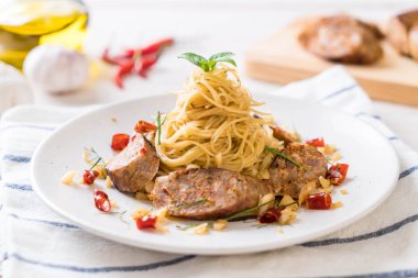 Sai Aua (Notrhern Tay acılı sosis) - Fusion gıda tarzı ile tavada kızartılmış spagetti