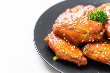 Beyaz susamlı ızgara tavuk kanadı.