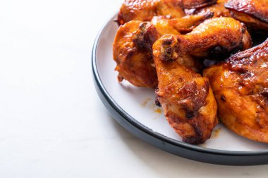 Masada ızgara ve ızgara tavuk.