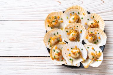 Kızarmış deniz tarağı, tereyağı ve sarımsak.