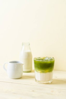 Buzlu kibrit yeşil sütlü latte.