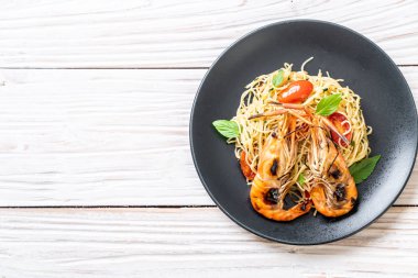 ızgara karides ve domates - İtalyan Füzyon gıda tarzı ile tavada kızartılmış spagetti