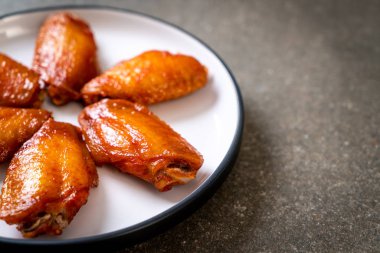 Barbekü tavuk kanadı sosu ile