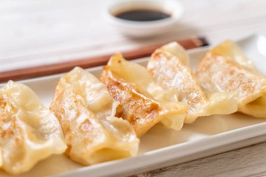 Japon gyoza 'sı ya da soya soslu hamur tatlısı.