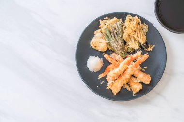 karides tempura (hırpalanmış kızarmış karides) sebze - Japon gıda tarzı