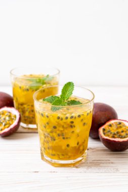 taze ve buzlu meyve suyu - sağlıklı içecek