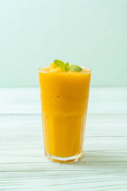 taze mango smoothies - sağlıklı yiyecek ve içecek konsepti
