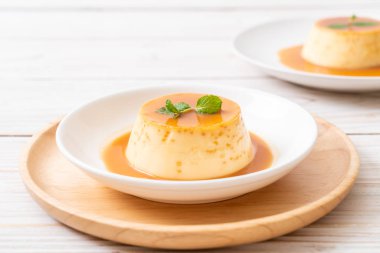 Naneli ev yapımı karamel kremalı puding.