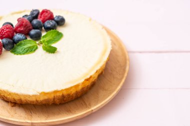 Ev yapımı cheesecake taze ahududu ve yaban mersini ile