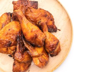 ızgara ve Barbekü tavuk beyaz arka plan üzerinde izole