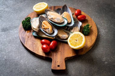 malzemelerle ahşap tahta üzerinde taze midye