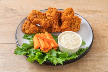 Sebzeli kızarmış tavuk kanadı.