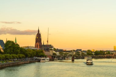 Frankfurt am Main manzarası twilight saat sırasında.