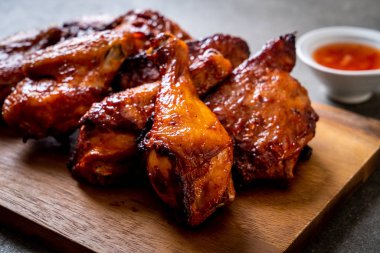 Masada ızgara ve ızgara tavuk.