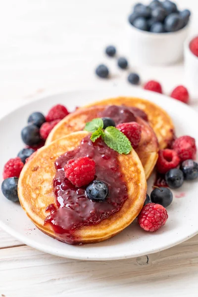 Crêpe Soufflée Aux Framboises Bleuets Frais — Photo