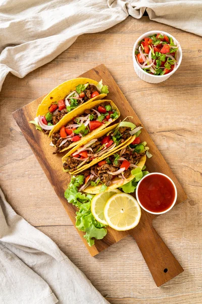 带有肉和蔬菜的玉米卷 墨西哥食品风格 — 图库照片