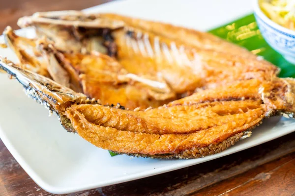 皿の上の魚醤で鯛魚のフライ — ストック写真