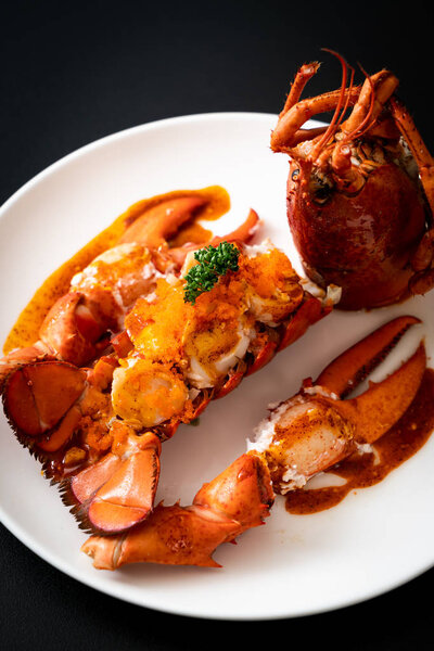 Стейк из хвостового лобстера с соусом и яйцами креветок на белом фоне