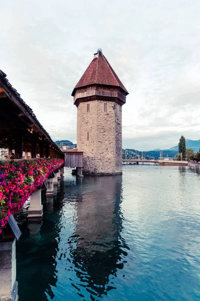 卢塞恩的历史市中心 Luzern 与著名教堂桥梁在瑞士 — 图库照片