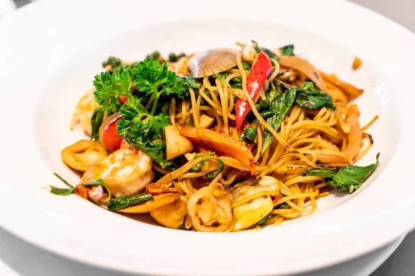 Keverjük Sült Spagetti Kagylóval Bazsalikom Fusion Élelmiszer — Stock Fotó