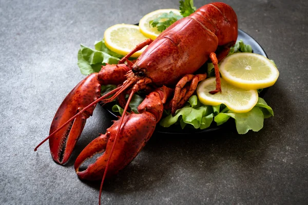 Frisch Gekochter Hummer Mit Gemüse Und Zitrone — Stockfoto