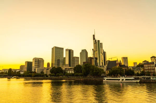 Panoramę Frankfurtu Nad Menem Podczas Twilight Hour — Zdjęcie stockowe