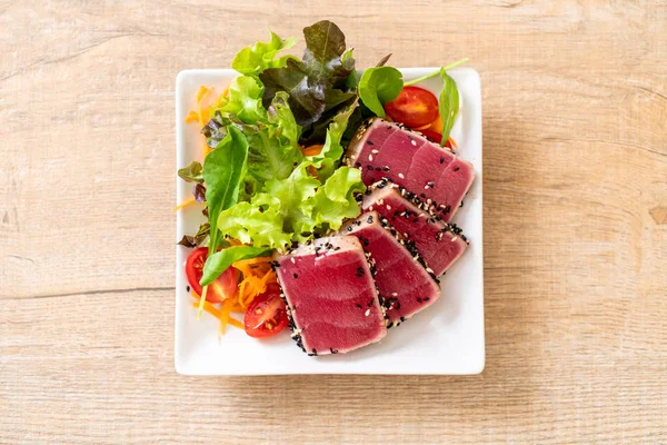 Atum Fresco Cru Com Salada Vegetal Comida — Fotografia de Stock