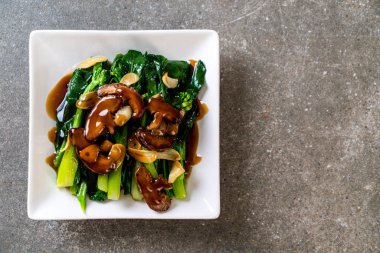 Sarımsaklı istiridye soslu kızarmış Hong Kong Kale heyecan