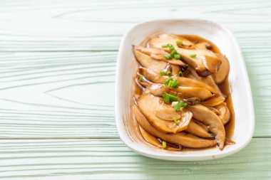 İstiridye soslu kızarmış kral istiridye mantarı. Sağlıklı, vejetaryen ya da vejetaryen yemek tarzı.