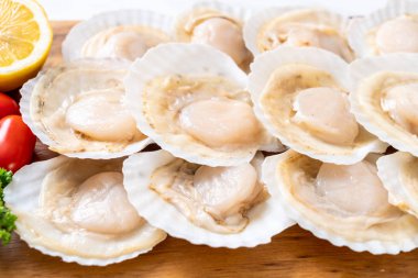 Ahşap tahta üzerinde taze kabuk tarak