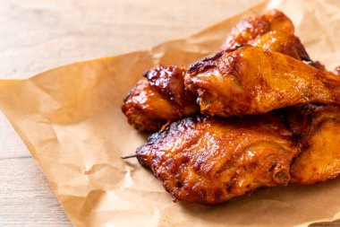 Masada ızgara ve ızgara tavuk.