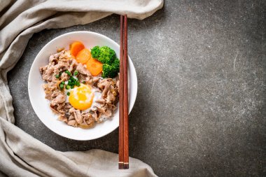 Donburi, domuz eti Pilav kasesi onsen yumurta ve sebze - Japon gıda tarzı