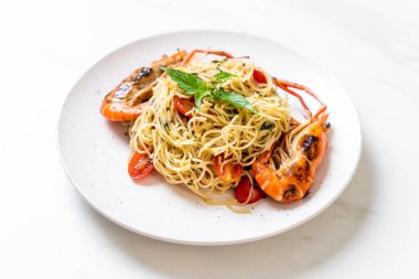 ızgara karides ve domates - İtalyan Füzyon gıda tarzı ile tavada kızartılmış spagetti