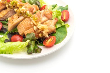 Beyaz arka plan üzerinde izole salata sebzeli ızgara tavuk