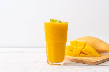 taze mango smoothies - sağlıklı yiyecek ve içecek konsepti