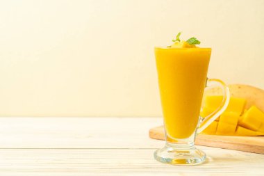 taze mango smoothies - sağlıklı yiyecek ve içecek konsepti