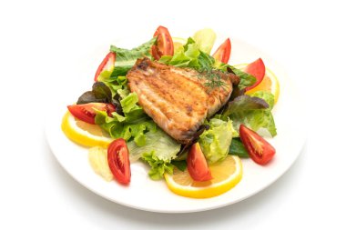 Beyaz arka plan üzerinde izole vagetable ile biftek ızgara balığı balık