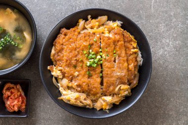 Kızarmış domuz pirzolası kasesi (Katsudon) - Japon yemek tarzı