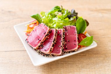 Taze ton balığı ve sebze salatası. Sağlıklı yemek.